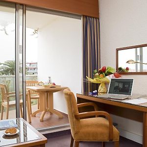 Standaard Kamer met een King Size Bed en Uitzicht op het Zwembad